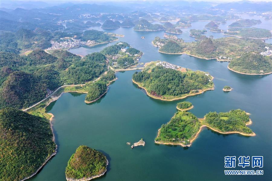 百以上の小さな島々が連なる百花湖　貴州省