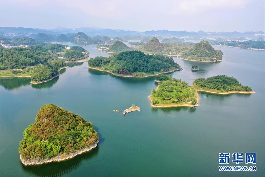 百以上の小さな島々が連なる百花湖　貴州省