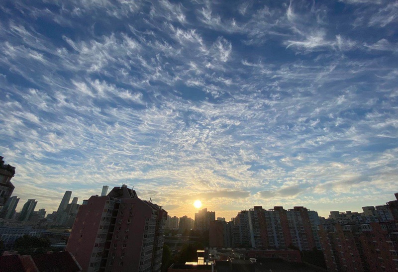 今朝の北京の空はまるで「ゴッホの油絵」