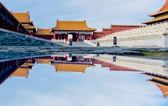 「天空を映す鏡」の中の故宮　北京
