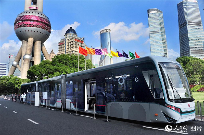 世界初のデジタルレールゴム車輪電車、上海でお披露目