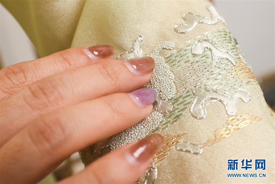 「時代にあった特色溢れるデザインを」チャイナドレスを制作する杭州のある男性