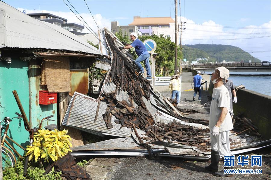 9月7日、鹿児島県奄美市で、壊れた家屋を修繕する地元住民（写真提供・新華社、共同通信社）。