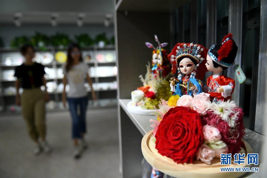 河北省石家荘市にある文化・クリエイティブ企業の商品展示ホールに展示された文化クリエイティブグッズ（撮影・陳其保）。