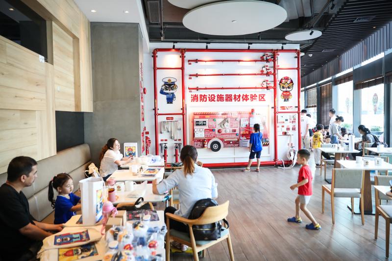 食事しながら消防に関する知識も学べる！上海初の消防テーマレストラン