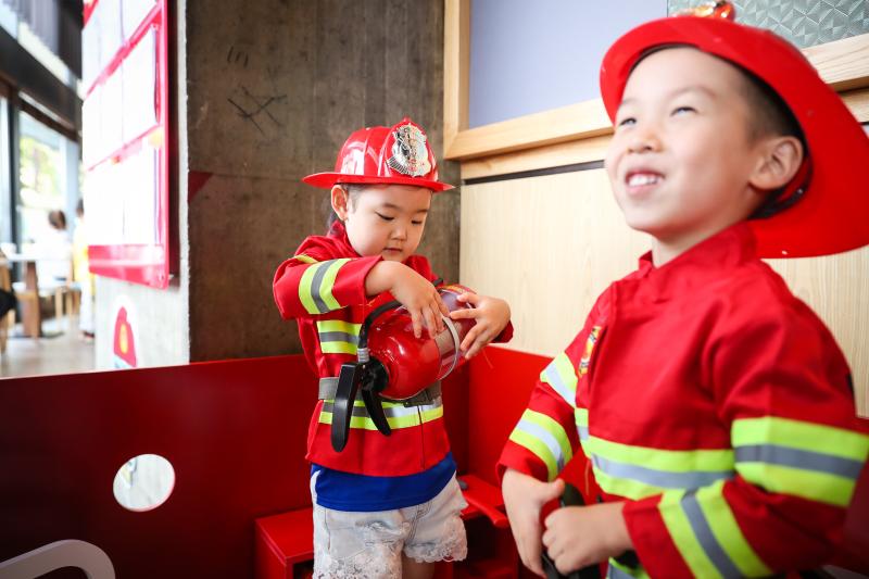 食事しながら消防に関する知識も学べる！上海初の消防テーマレストラン