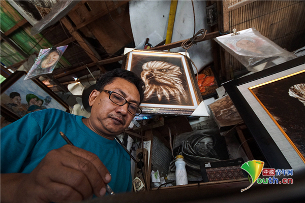 コーヒーかすでリアルな絵を描くインドネシア人芸術家