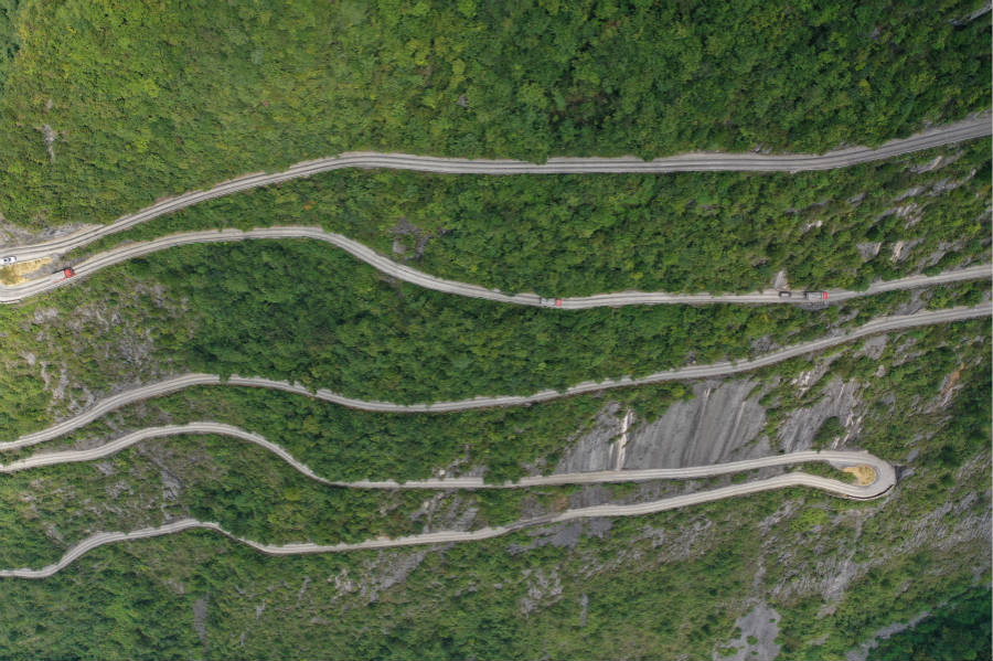高く険しい山々に激しく蛇行して走る「壁挂天路」　湖北省恩施