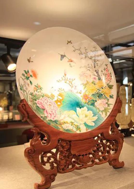 美しい草花が描かれた飾り皿「新彩万象回春賞盤」（撮影・劉佳）。