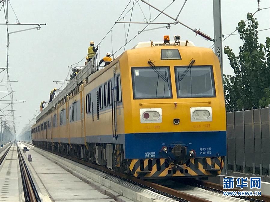 8月26日、架空電車線のチェックを行う総合メンテナンス車両（撮影・劉華明）。