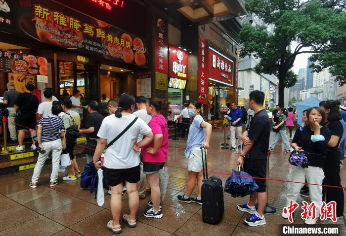 中秋節近づく　上海老舗の「目の前で焼く月餅」が大人気