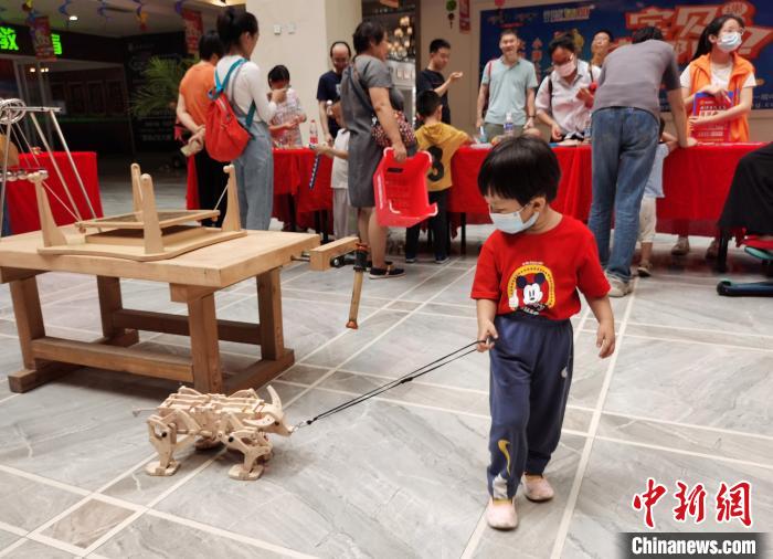 中国伝統の木製知育玩具を収集・制作する「木工の達人」　河北省