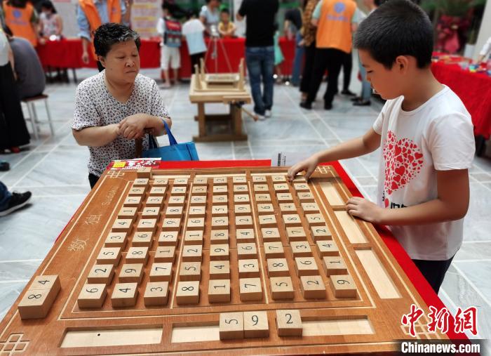 中国伝統の木製知育玩具を収集・制作する「木工の達人」　河北省