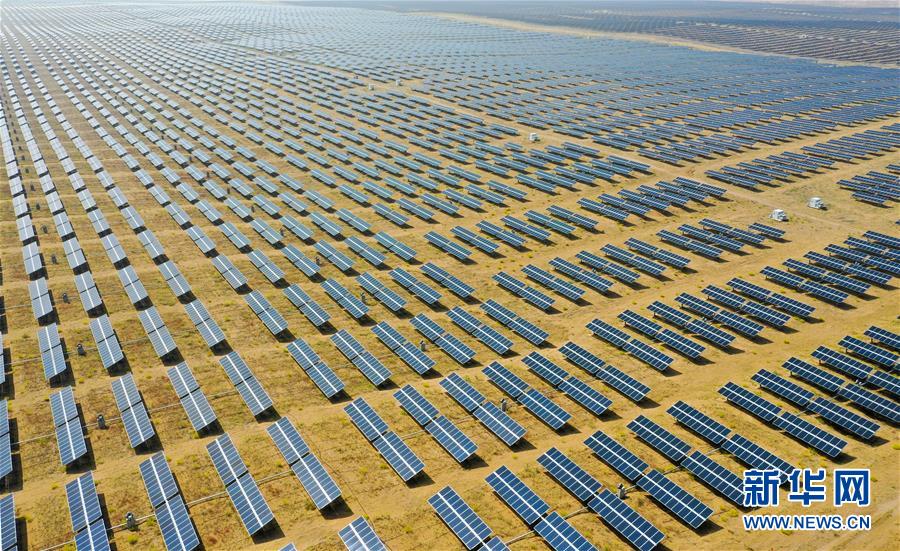 空から見たクブチ砂漠の太陽光発電施設　内モンゴル