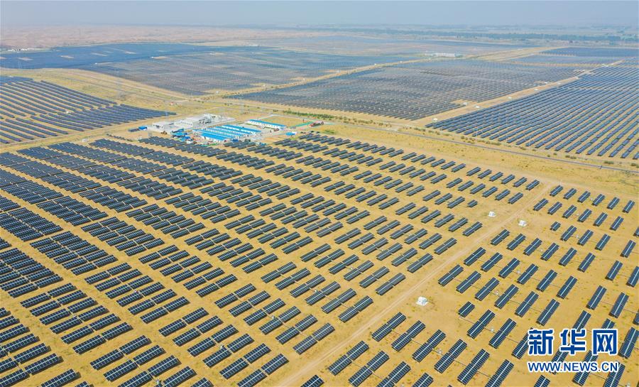 空から見たクブチ砂漠の太陽光発電施設　内モンゴル