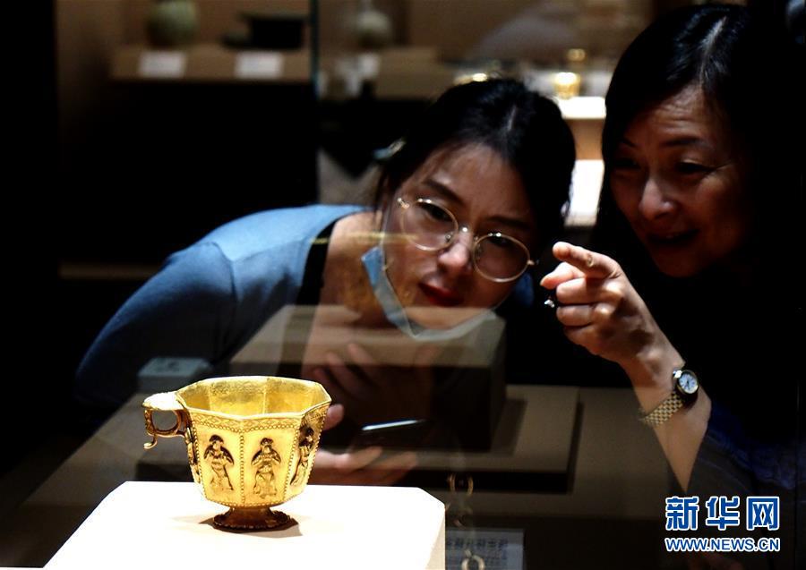 シンガポールのアジア文明博物館が所蔵する沈没船「黒石号」の文化財・唐代「伎楽紋八棱金杯」を鑑賞する来館者（9月14日に撮影・任瓏）
