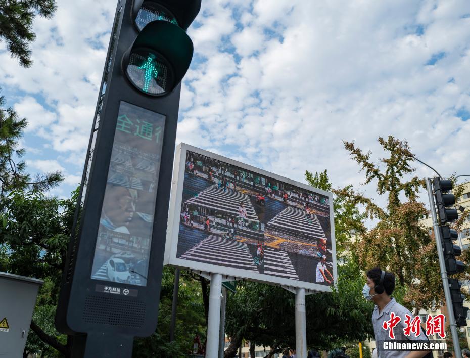 北京市の中関村大街と丹棱街の交差点に設置されたスマート交通システム（9月15日に撮影・侯宇）。 