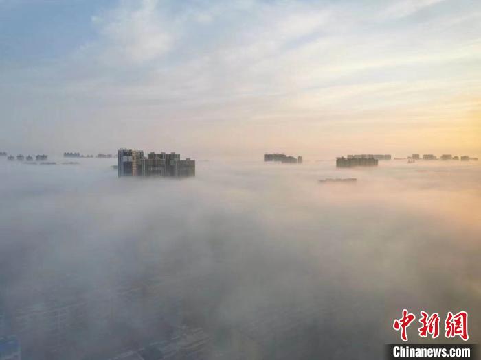 濃い霧に覆われた都市の仙境　内モンゴル通遼市
