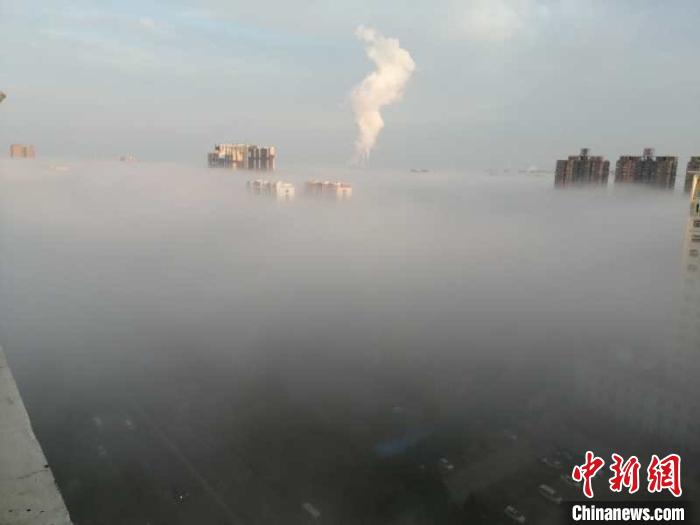 濃い霧に覆われた都市の仙境　内モンゴル通遼市