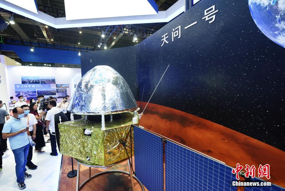 中国初の火星探査機、「天問1号」の模型が初公開