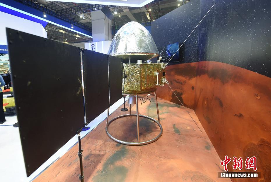 中国初の火星探査機、「天問1号」の模型が初公開