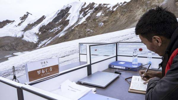 世界で最も孤独な職場？標高6千メートルの「オフィス」で働く男性　西蔵