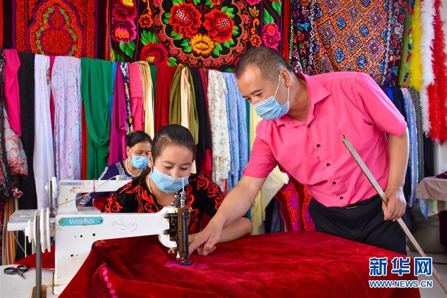貧困からの脱却を後押しするハンドメイド刺繍　新疆阿克陶