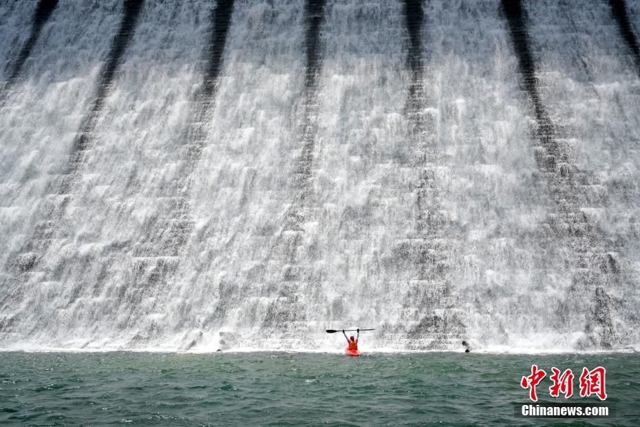 香港地区で連日の大雨、市民はダムの放水を見学