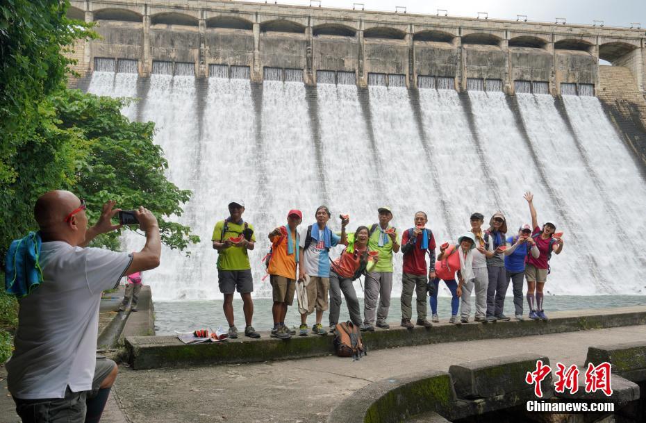 香港地区で連日の大雨、市民はダムの放水を見学