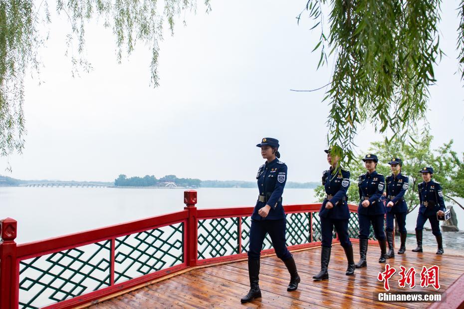 9月23日、北京頤和園の昆明湖畔をパトロールする杭州西湖女子パトロール隊（撮影・田雨昊）。