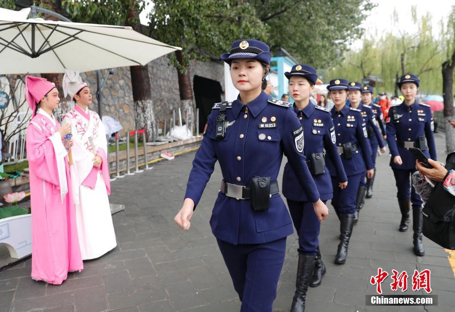 杭州西湖女子パトロール隊が北京頤和園の昆明湖畔をパトロール