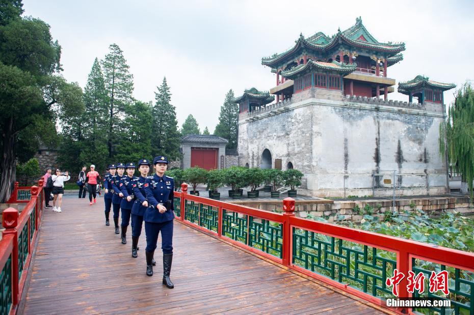 杭州西湖女子パトロール隊が北京頤和園の昆明湖畔をパトロール