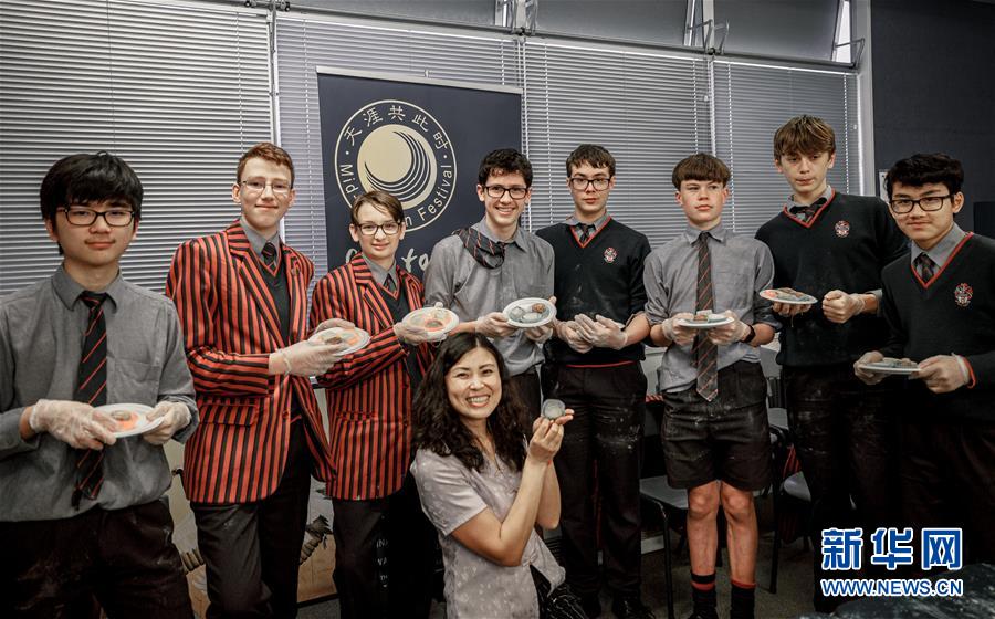 中国の月餅作りに挑戦するニュージーランドの学生