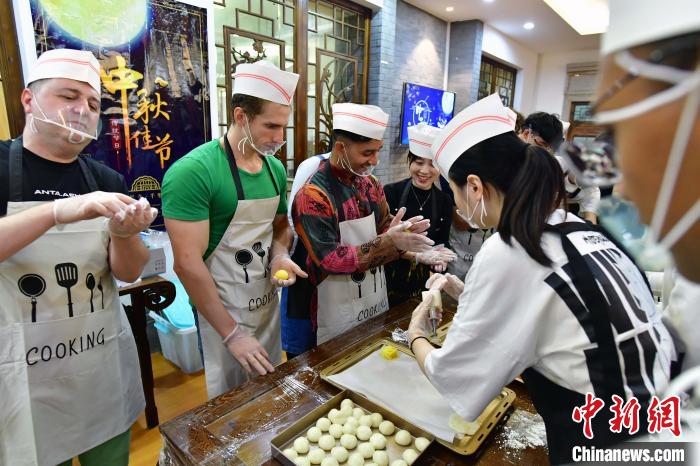 中国人学生と海外からの留学生が月餅を手作りして楽しむ中秋節　福建省