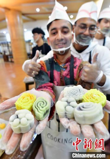 中国人学生と海外からの留学生が月餅を手作りして楽しむ中秋節　福建省