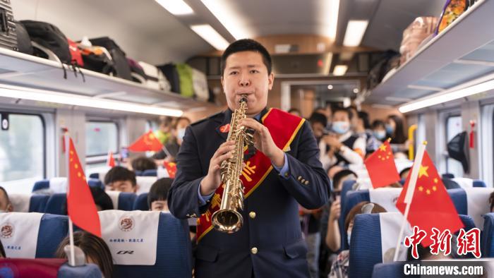 列車で国慶節・中秋節イベント　乗客も乗務員も一緒に