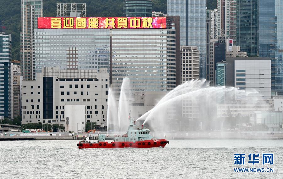 香港地区のビクトリア・ハーバーで海上パレード 国慶節をお祝い