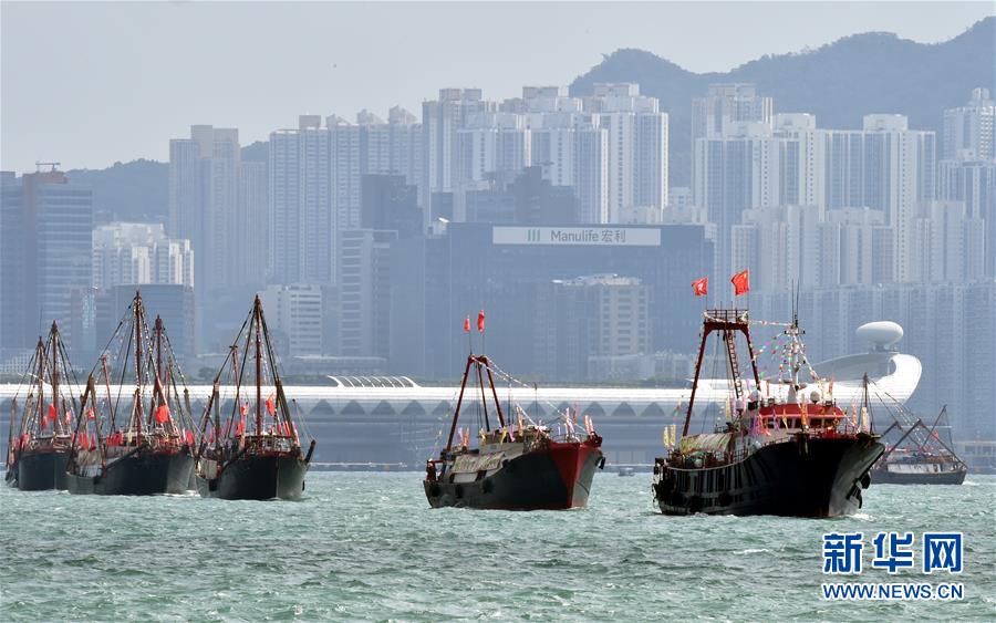 香港地区のビクトリア・ハーバーで海上パレード 国慶節をお祝い