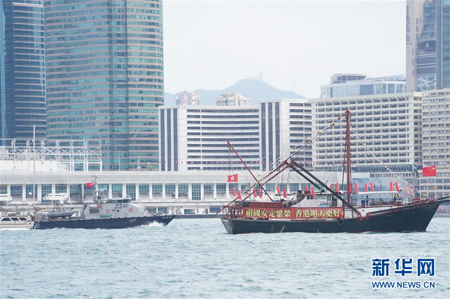 香港地区のビクトリア・ハーバーで海上パレード 国慶節をお祝い