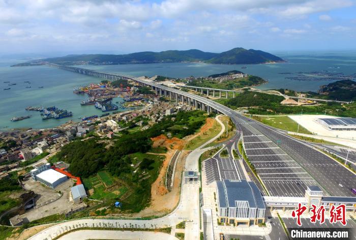 上空から捉えた平潭鉄道道路併用海上大橋（10月6日撮影・王東明）。