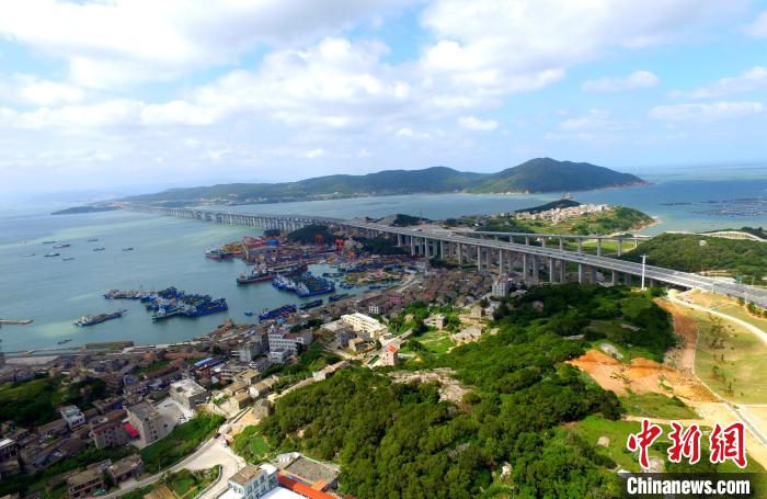 中国初の鉄道道路併用海上大橋の試行運用スタート　福建省