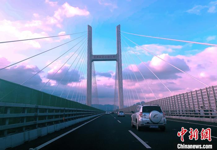 中国初の鉄道道路併用海上大橋の試行運用スタート　福建省