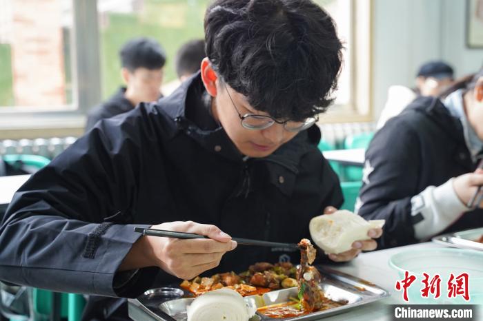 陝西省の大学で「川魚の宴」、教師と学生に6千食を無料提供