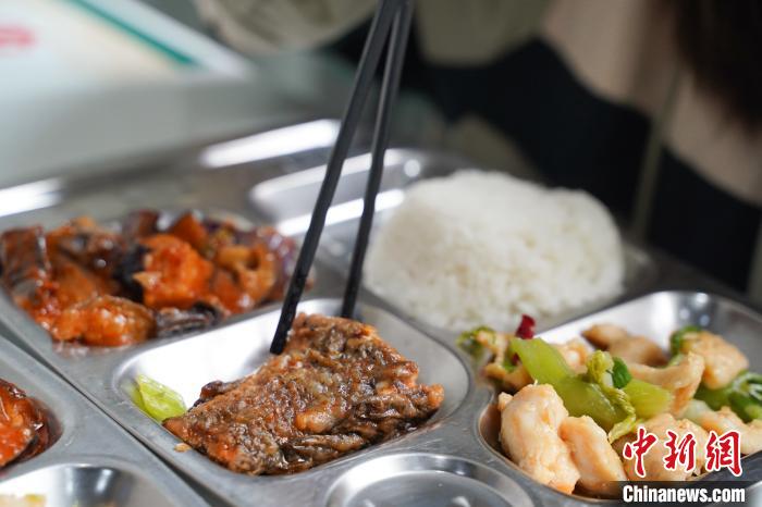 陝西省の大学で「川魚の宴」、教師と学生に6千食を無料提供