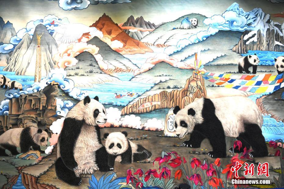 タンカで描くユニークな巨大パンダ絵巻が四川省成都で公開