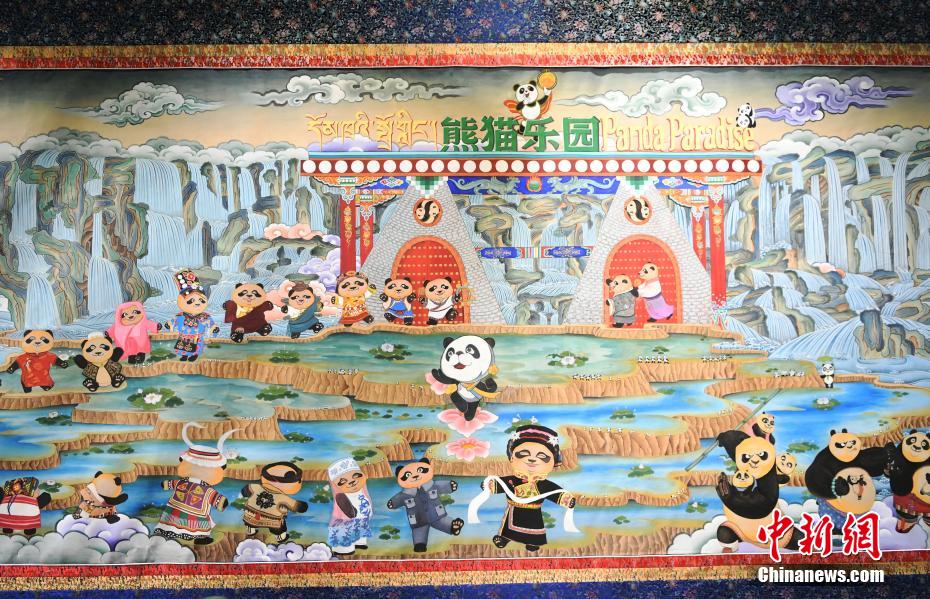 タンカで描くユニークな巨大パンダ絵巻が四川省成都で公開