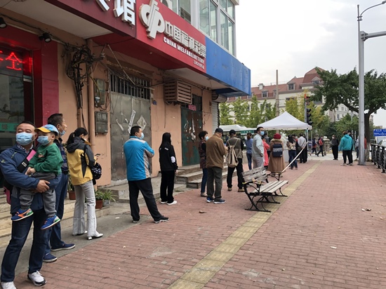 10月12日午前8時、青島市市南区河南路で、列に並んで検査を待つ市民（撮影・劉穎婕）。