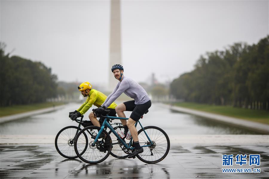 10月12日、米国の首都ワシントンで、ワシントン記念塔の近くを自転車で通り過ぎる市民（撮影・沈霆）。