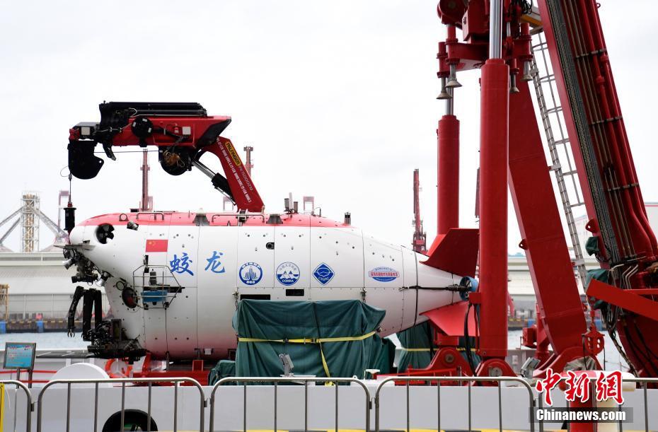 10月13日、2020年中国海洋経済博覧会に参加するため、広東省深セン蛇口クルーズ船母港に到着した「蛟竜号」を搭載した「深海1号」と「天鯤号」（撮影・陳文）。
