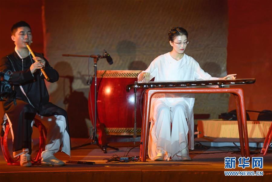 幻想的な空間で美しい音色を楽しむ石窟のコンサート　浙江省
